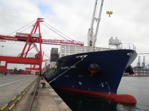 Embarcación amarrada a una termina gestionada por Boluda Corporación Marítima. :: LP