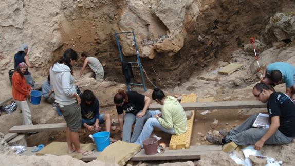 Imagen de archivo de trabajos en el yacimiento arqueológico El Salt de Alcoy.