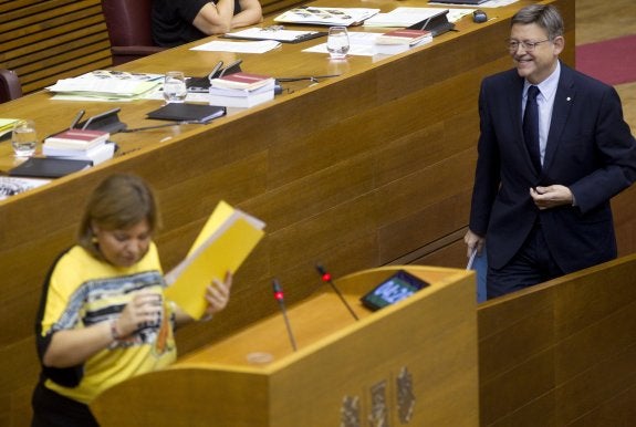 Isabel Bonig y el presidente Ximo Puig en la sesión de control al Consell de ayer.  :: DAMIAN TORRES