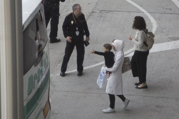Un policía, junto a dos refugiadas sirias y un niño llegados en verano a España. :: Óscar chamorro