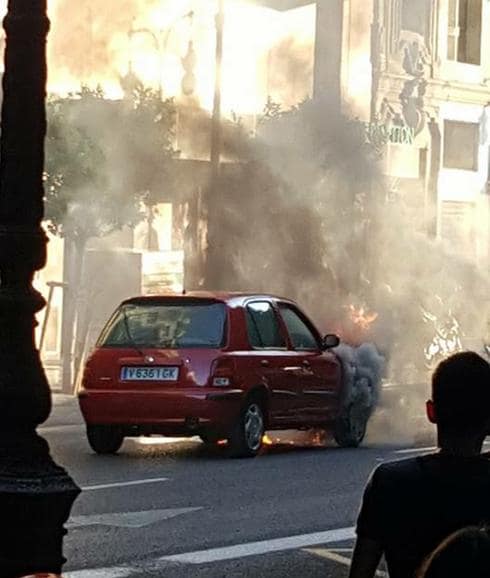 Arde un coche en plena calle Colón de Valencia