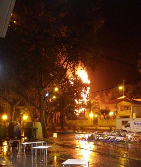 Las llamas del incendio, en la casa situada en la Alameda de Bétera.