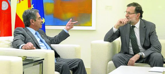 Revilla y Rajoy, durante la entrevista en la Moncloa, en noviembre de 2015. 