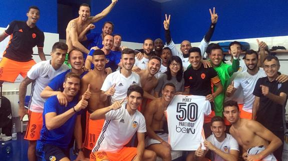 Layhoon celebra con Enzo Pérez y el resto del equipo la victoria y los 50 partidos del argentino como valencianista