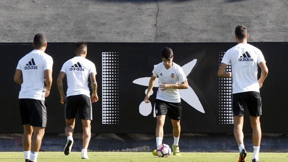 Santi Mina y Ryan vuelven a ejercitarse con el Valencia CF