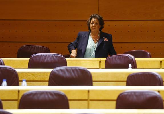 Rita Barberá, sentada en la última fila del Senado.