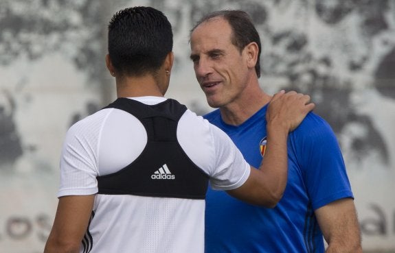 Voro atiende las explicaciones de Enzo Pérez durante el entrenamiento. :: damián torres