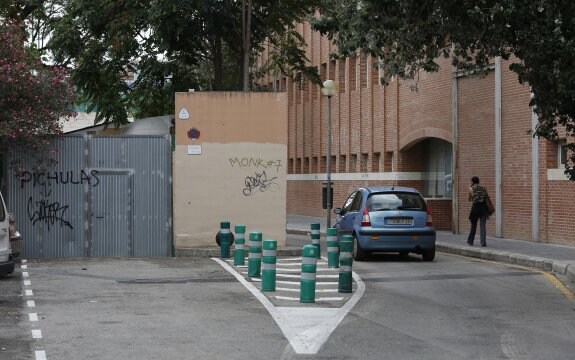 Calle Pintor Genaro Lahuerta, con el estrechamiento de la calzada que se eliminará. :: jesús signes