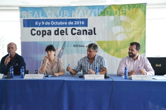 Los representantes del Real Club Náutico Dénia y la edil de Deportes en la presentación de la regata. :: LP