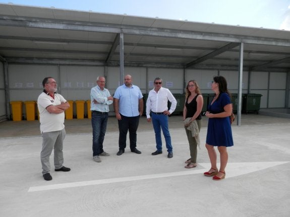 Representantes municipales y de la empresa en la zona de materiales peligrosos. :: R. G.