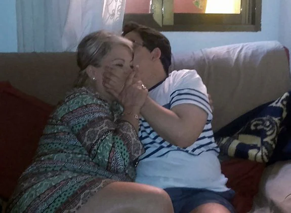 Manuel y su madre,Chelo, en su domicilio . :: lp