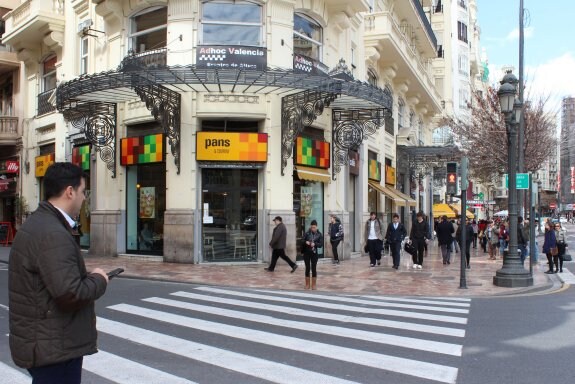 Plaza del Ayuntamiento, una de las zonas afectadas por la subida. :: sandra donat