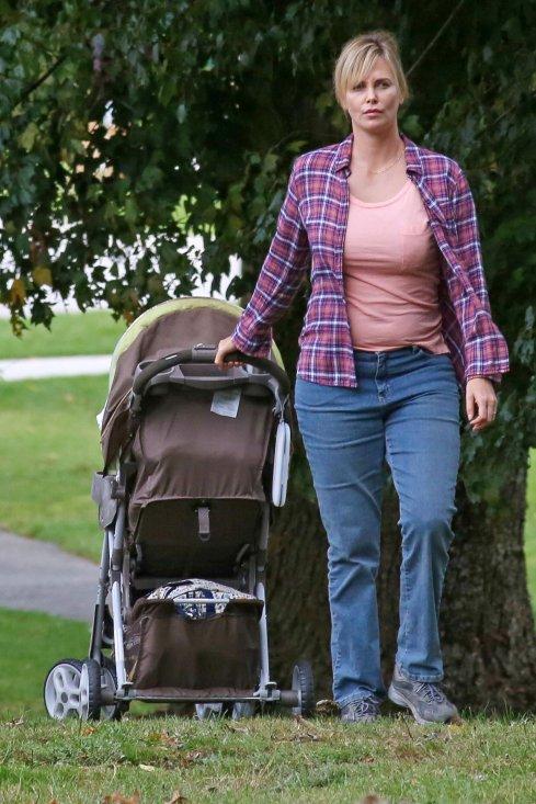 La actriz sudafricana Charlize Theron se ha  enfrentado a una dieta hipercalórica para  interpretar a una madre con tres hijos en la  nueva película de Jason Reitman. :: afp