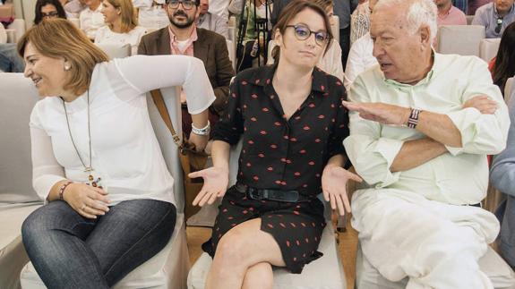 El ministro de Asuntos Exteriores en funciones, José Manuel García Margallo (d), junto a la vicepresidenta de Estudios y programas, Andrea Levy y la presidenta del PPCV, Isabel Bonig.