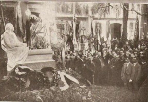  La inauguración  del año 1918 en  fotografía de la revista  'La Hormiga de Oro'.  Imagen de 1949,  en LAS PROVINCIAS.  El hijo escultor posa  ante el monumento  que ha labrado del  padre, pintor. :: lp