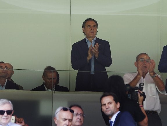 Prandelli, ayer, aplaudiendo a los futbolistas del Valencia desde el palco de Meriton en Mestalla. :: jesús signes