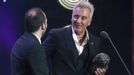 Jesús Navarro sostiene el Goya ganado con 'Sueños de Sal'.