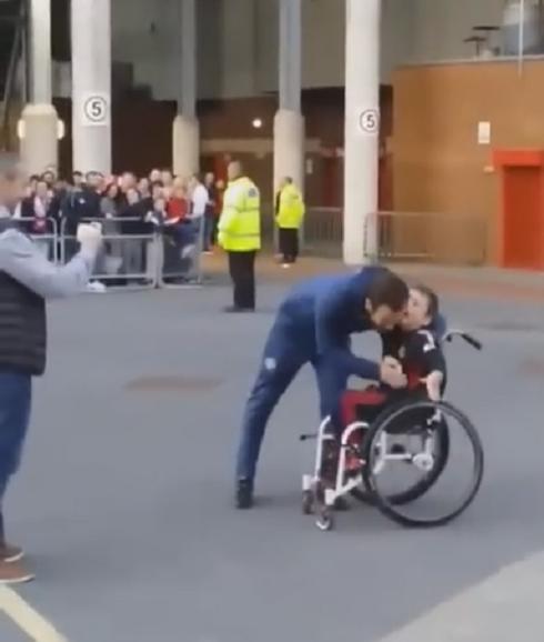 El tierno gesto de Juan Mata con un fan