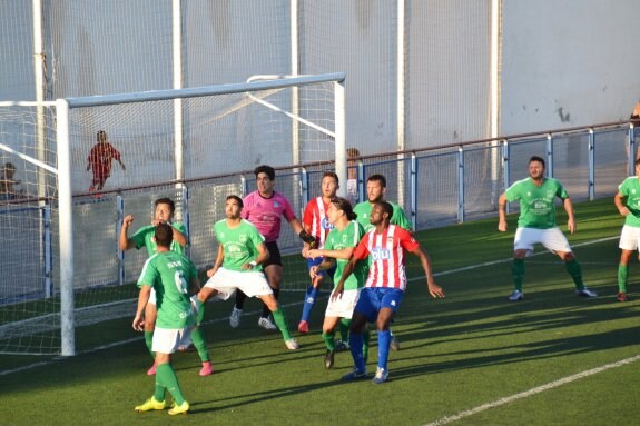 El Calpe defendiendo su portería en una jugada de ataque del Jávea. :: J. Zamora