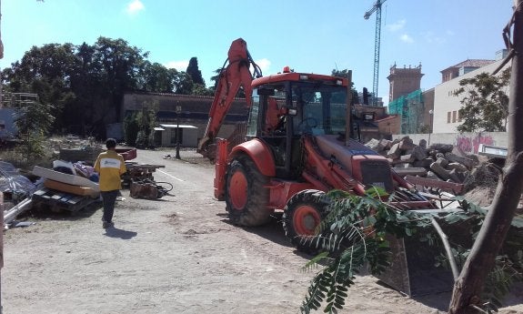 Maquinaria trabajando en las instalaciones del antiguo zoológico, junto al museo San Pío V. :: lp