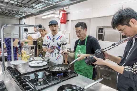 El equipo del 'MasterChef' chino graba una prueba en la cocina de las bodegas Otazu en víspera de la gran final de hoy. :: jesús caso