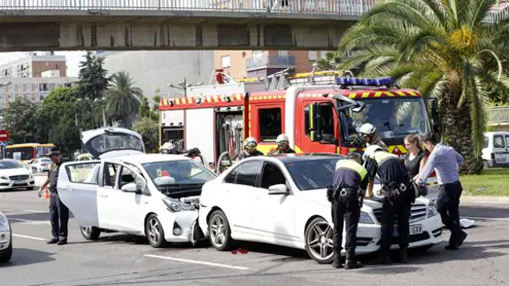 Los dos vehículos implicados en el accidente en la avenida del Cid.
