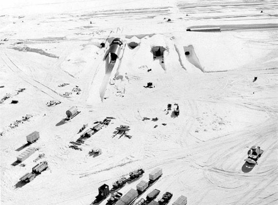 Imagen aérea de la contrucción de Camp Century y sus accesos a los túneles, en Groenlandia. :: R. C: 