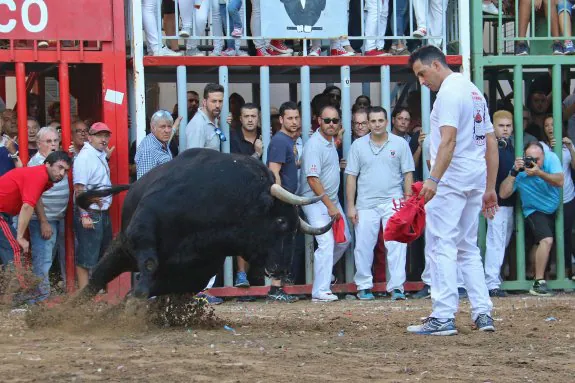 Foto de familia de los miembros de la Peña Taurina. :: lpCésar Palacios parando con temple al toro. :: j. j. diago