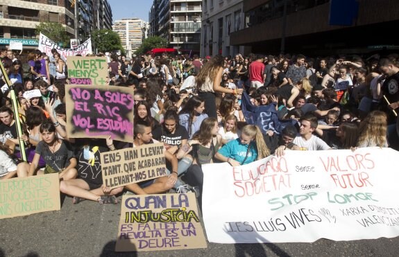 Sentada en la calle Colón, durante la protesta organizada ayer contra las reválidas. :: damián torres