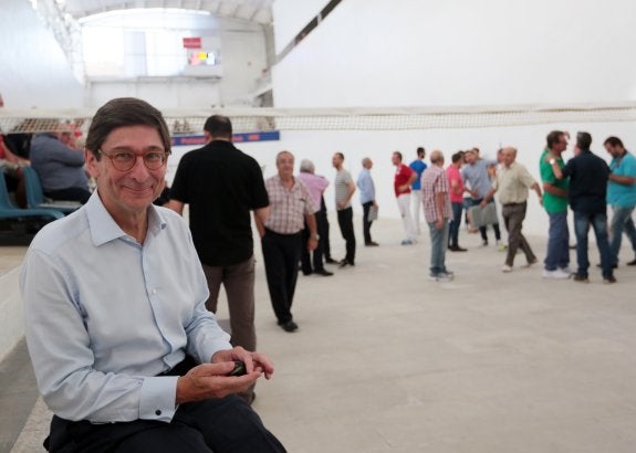 Goirigolzarri, en la escala de Pelayo instantes después del homenaje a Víctor. :: txema rodríguez