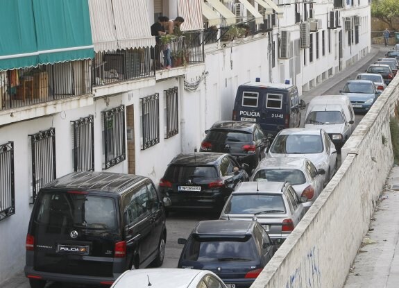 Un furgón en la calle de Altea donde la Policía Nacional detuvo al presunto yihadista. :: efe