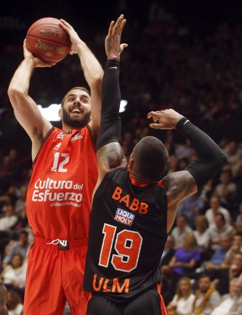 Jankovic trata de realizar un pase ante Babb. :: EFE/Kai Försterling