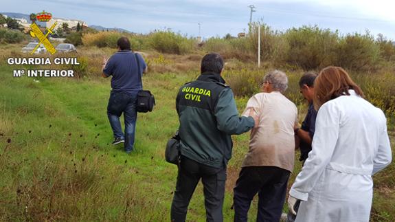 Los agentes, con la víctima del accediente, en Alfarp.