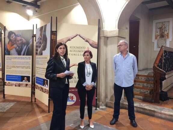 Inauguración de la muestra sobre el acogimiento. :: lp