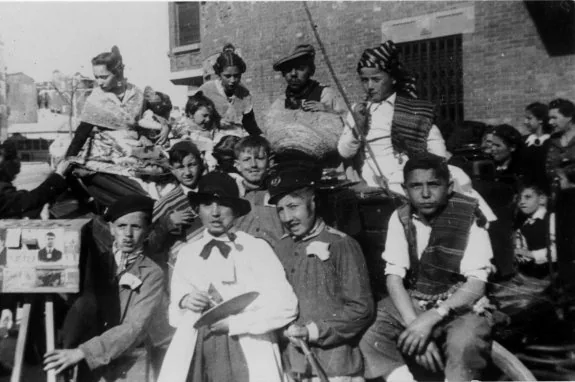 Imagen de la cabalgata infantil de Albacete-Marvá en el año 1942 incluida en el libro. :: lp