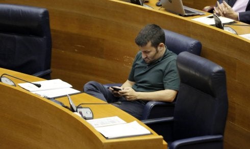 El conseller Vicent Marzà, en Les Corts. :: juanjo monzó