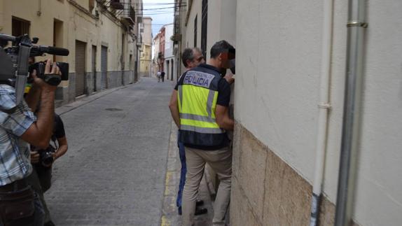 El interventor del ayuntamiento de Sagunto, Sergio Pascual Miralles (2º i), es acompañado por un miembro de la UDEF hacia la casa consistorial. 