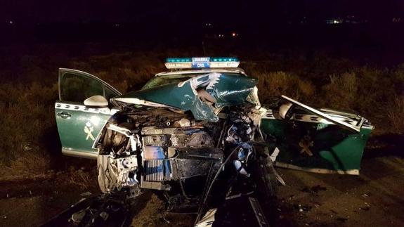 Tres heridos, dos de ellos guardias civiles, al chocar un turismo contra un coche patrulla