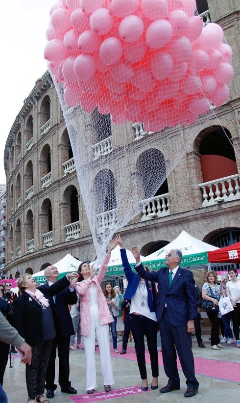 Globos rosas para la esperanza frente al cáncer de mama