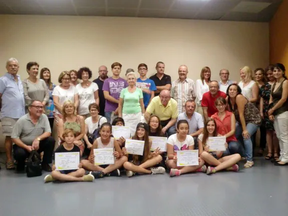 Grupo de voluntarios y jóvenes del proyecto 'T-Acompaño'. :: lp