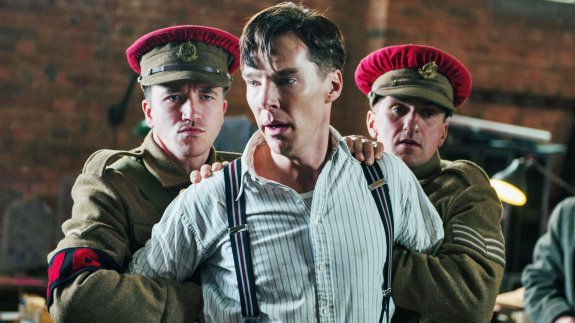 Benedict Cumberbatch (centro) interpretó a Turing en 'The Imitation Game'. :: r. c.