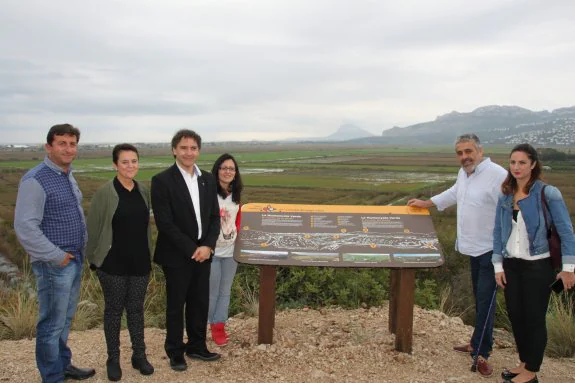 El secretario autonómico junto al alcalde y ediles de Pego durante la visita al parque natural. :: B. O.