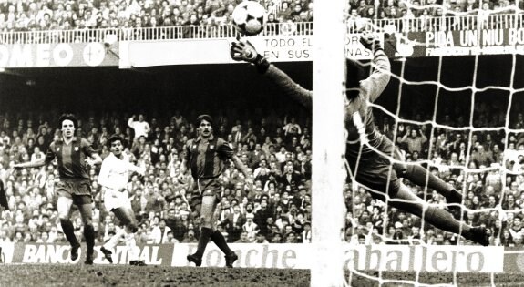 La secuencia.  LAS PROVINCIAS recogió la secuencia entera del gol de Sixto, su disparo desde la parte izquierda del campo hasta que el balón, tras trazar una diagonal, se aloja en  la portería.  