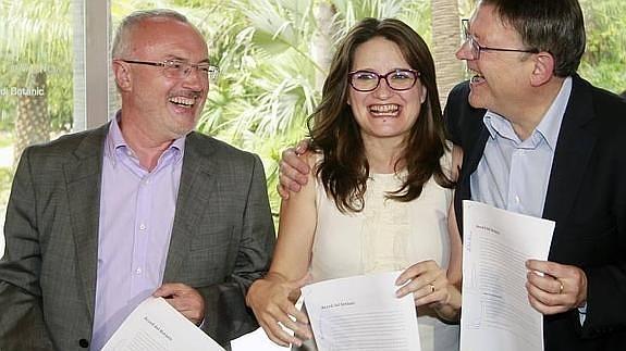 Antonio Montiel, Mónica Oltra y Ximo Puig, tras la firma del pacto del Botánico.