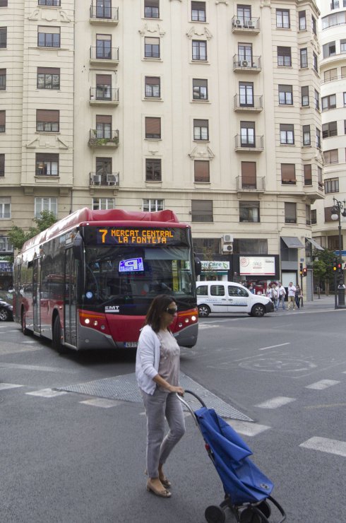Un autobús de la EMT en la avenida Barón de Cárcer. :: damián torres