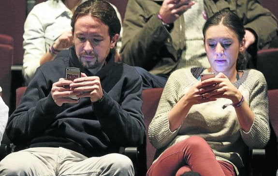 Pablo Iglesias junto a Irene Montero. :: reuters