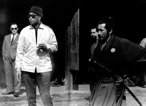 Akira Kurosawa (segundo por la izquierda), durante el rodaje de 'Yojimbo'.