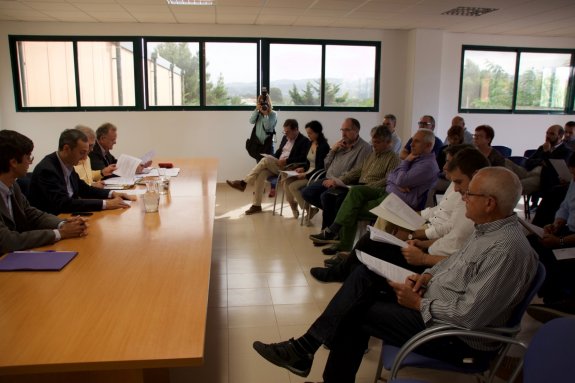 El presidente de la Diputación y los alcaldes y ediles que conforman el Consorcio de Aguas durante la sesión celebrada ayer en Xàbia. :: B. O.
