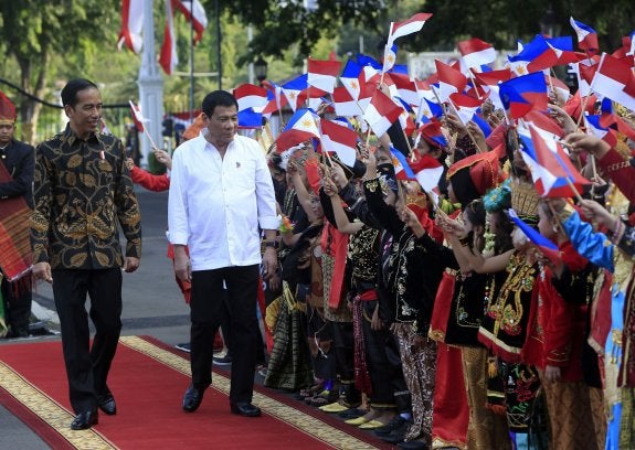 El presidente de Indonesia Joko Widodo (izquierda) camina junto al de Filipinas, Rodrigo Duterte, en una visita de éste a Yakarta. :: efe