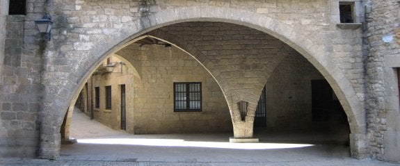 Arco de la plaza del mercado de Sos del Rey Católico y detalle de la inscripción en la piedra, en la que hay grabada una leyenda en el latín del siglo XIV. :: r. c. 